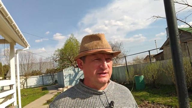 Опрыскивание сада от вредителей.