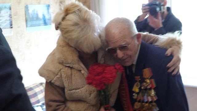 Руководители города вручили почетные нагрудные знаки троим ветеранам Великой Отечественной войны. смотреть онлайн