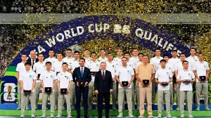 Футболистам сборной Узбекистана подарили автомобили после триумфальной победы на чемпионате мира