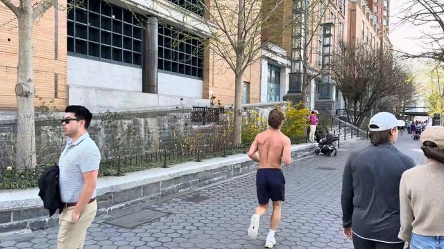 Прекрасная прогулка с видом на беговую дорожку! МАНХЭТТЕН. смотреть онлайн