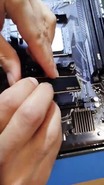 Как вставить SSD m2 смотреть онлайн
