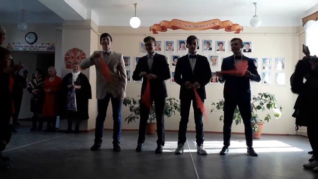 Экспромт от 11 классников. Танец на 8 Марта смотреть онлайн