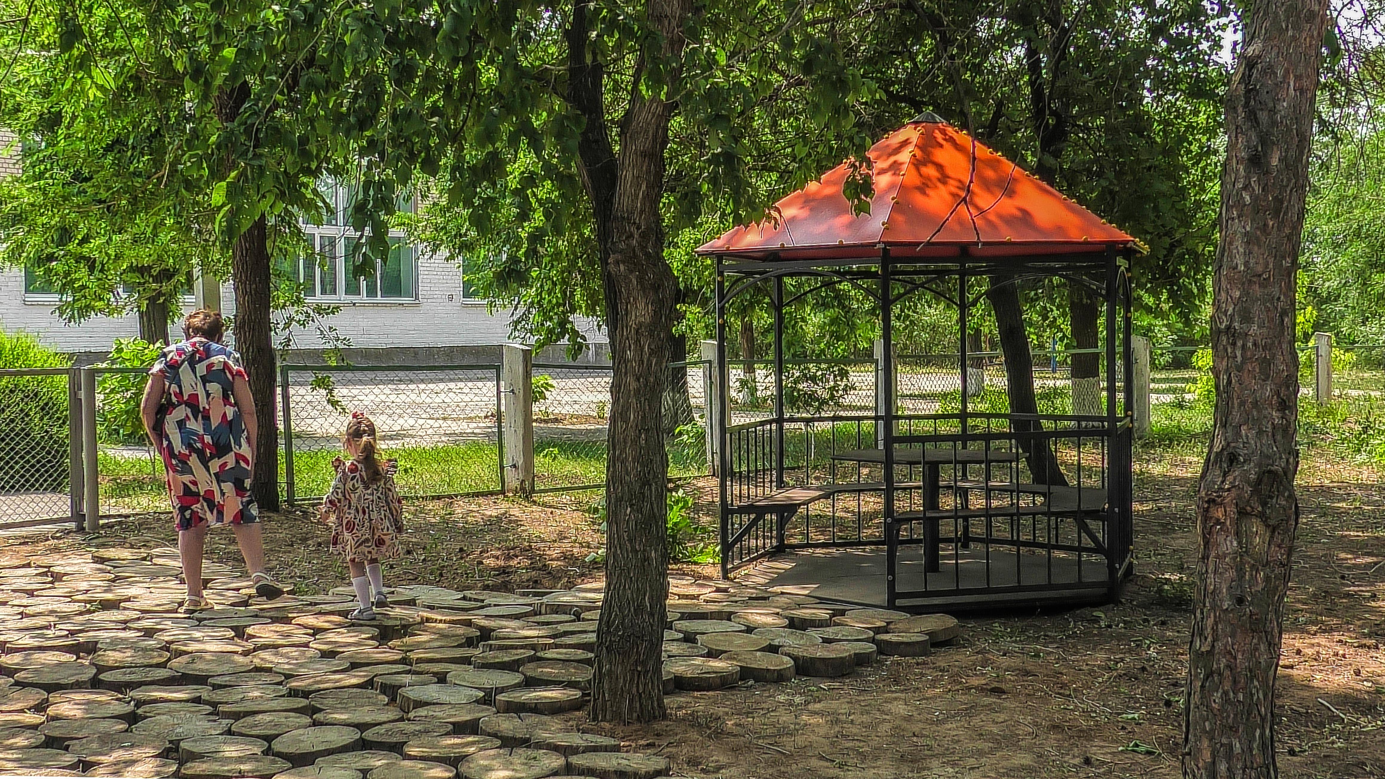 Сквер Школьный продолжает обустраиваться смотреть онлайн