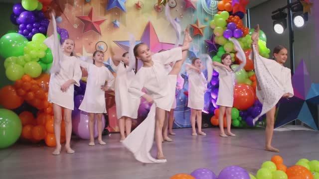 Танец Берёзка - анс. Лидер (Краснодар) смотреть онлайн