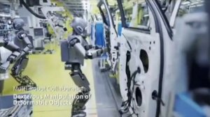 Роботы-гуманоиды работают сообща на автозаводе