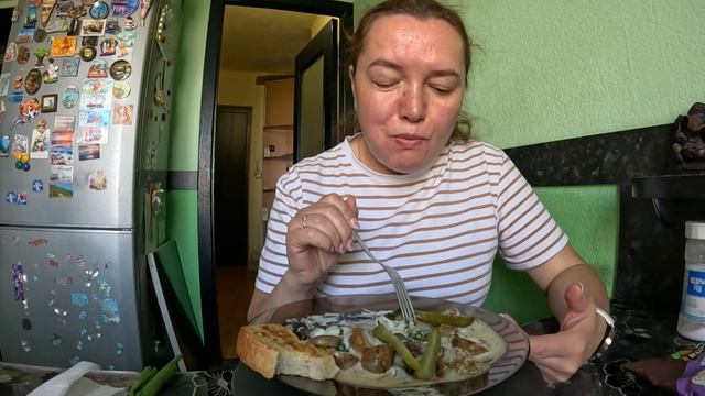 Бефстроган из говядины с шампиньонами и вешонками с сыром. Домашняя еда. Мукбанг смотреть онлайн