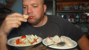 ОБЖОР магазинные хинкали и салат из овощей/завтрак/мукбанг/еда на камеру