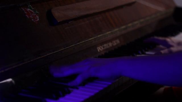 *ЧЕЛОВЕК - ПАУК ВДАЛИ ОТ ДОМА* на пианино - 