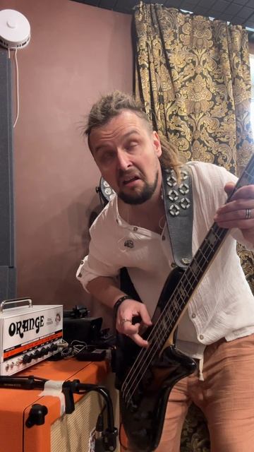 Басист настраивает звук смотреть онлайн