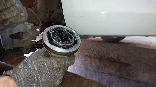 Замена пыльников наружных шрусов, а также замена передних стоек стабилизатора на Skoda Fabia. смотреть онлайн