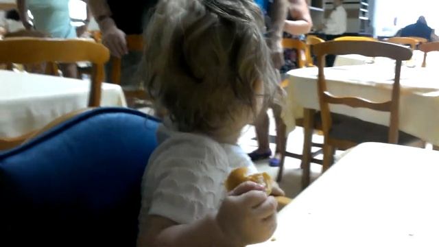 Тома ест хлеб. 7 месяцев