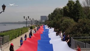 700-метровый российский триколор на самарской набережной