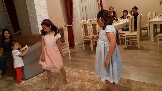 Chicken dance.Танец курицы смотреть онлайн