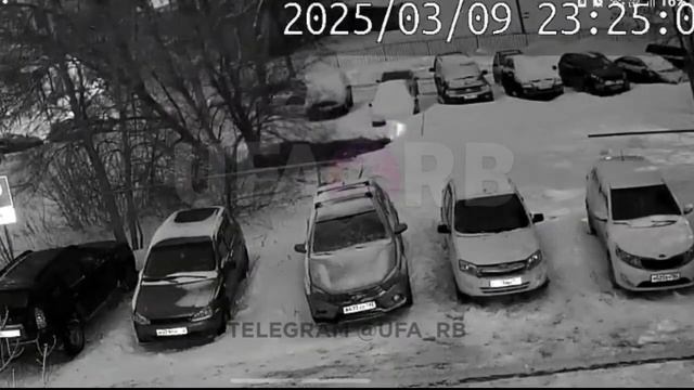 момент ухода под землю авто!! в уфе под землю провалила