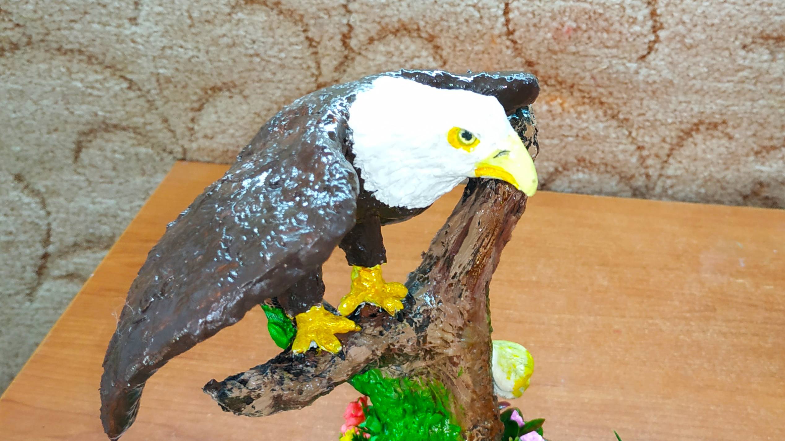 Белоголовый орёл  из  глины.