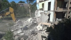 Снос пятиэтажного дома экскаватором