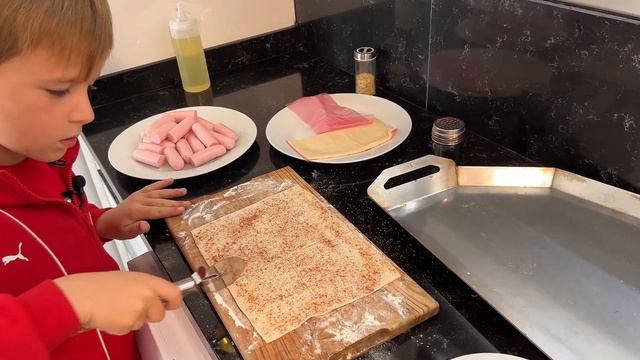 Сосиски в тесте на гриле.