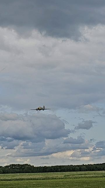 Высший пилотаж на Як-52 (проход)