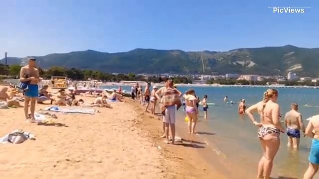 Геленджик Центральный пляж сегодня 11 июня 2025. Обстановка на пляже, море и погода сейчас смотреть онлайн