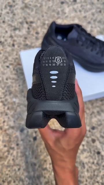 Спортивная модель Maison Margiela x Salomon Spectur 2 смотреть онлайн