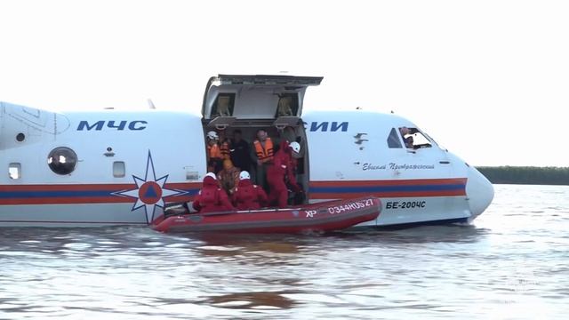 В Хабаровске спасатели и лётчики МЧС России провели масштабную тренировку на воде смотреть онлайн