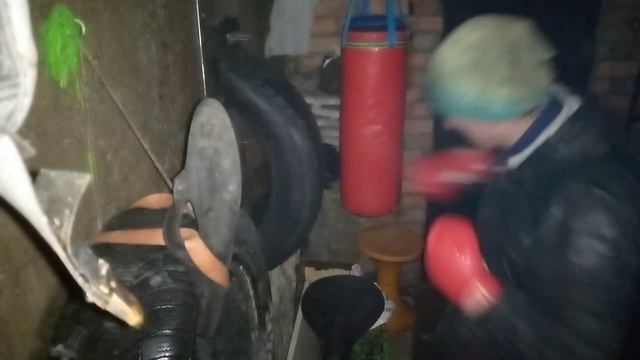 Наработка удара по автомобильной покрышке