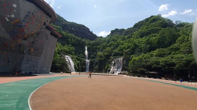 Водопад прямо Сеуле Yongma Waterfall Park