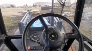 Трактор едет на базу на автопилоте Кампус Лейос