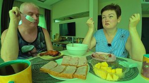 Мукбанг СПОРИМ с Вованом аж до ХРИПОТЫ! Он ЗАПРЕЩАЕТ мне везти ПОДАРКИ РОДНЕ! Обед в Таиланде