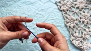 Ажурная косынка с цветочками крючком. Мотив косынки