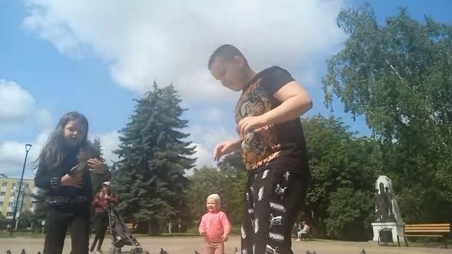 Ярик и девчонки кормит голуби Вот Москва улица этот гречневая голубь из Гуля Гуля Гуля 🐦🐦🐦 2025 смотреть онлайн