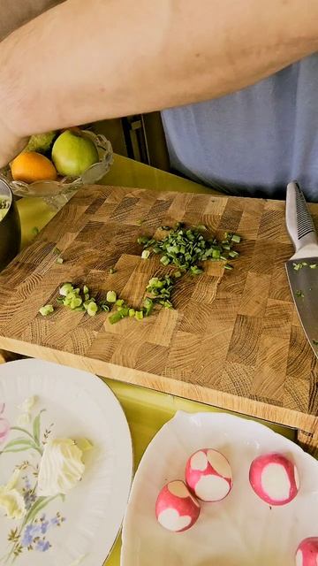 Весенний лёгкий #салат из простых ингридиентов: - капуста белокочанная  - редис - огурец - лук зелён