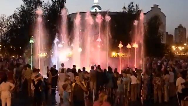 Цветомузыкальный фонтан на Светотехстрое в Саранске . #41 смотреть онлайн