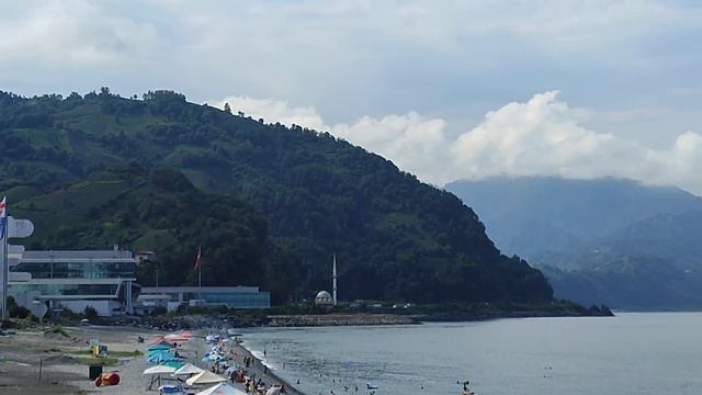 По дороге на пляж увидели красивый водопад