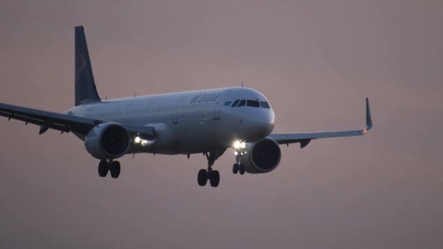 Алматы. Посадка самолета авиакомпании Air Astana