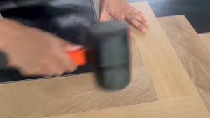 Укладка кварц винила SPC или кварц паркета на полистиро