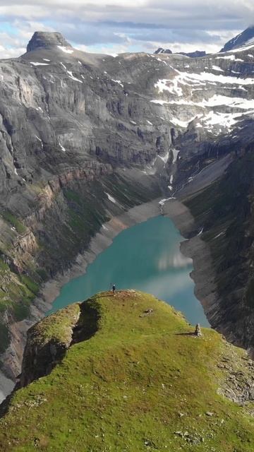 Озеро в горах Швейцарии