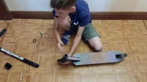 Как убрать люфт трюкового самоката.