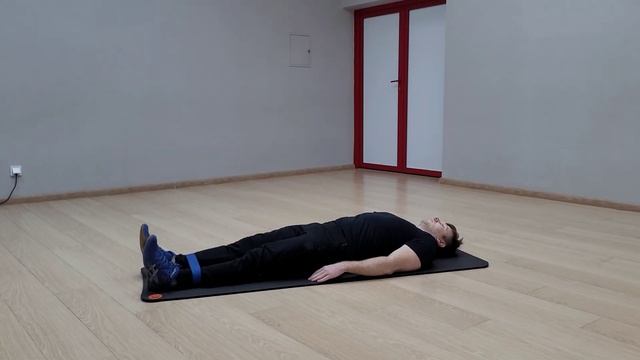Поочередный подъем ног с резинкой лежа на спине - Техн? смотреть онлайн