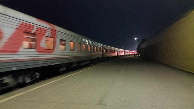 Прибытие ТЭП70-0215 с поездом №607/608 Великие Луки - Санкт-П смотреть онлайн