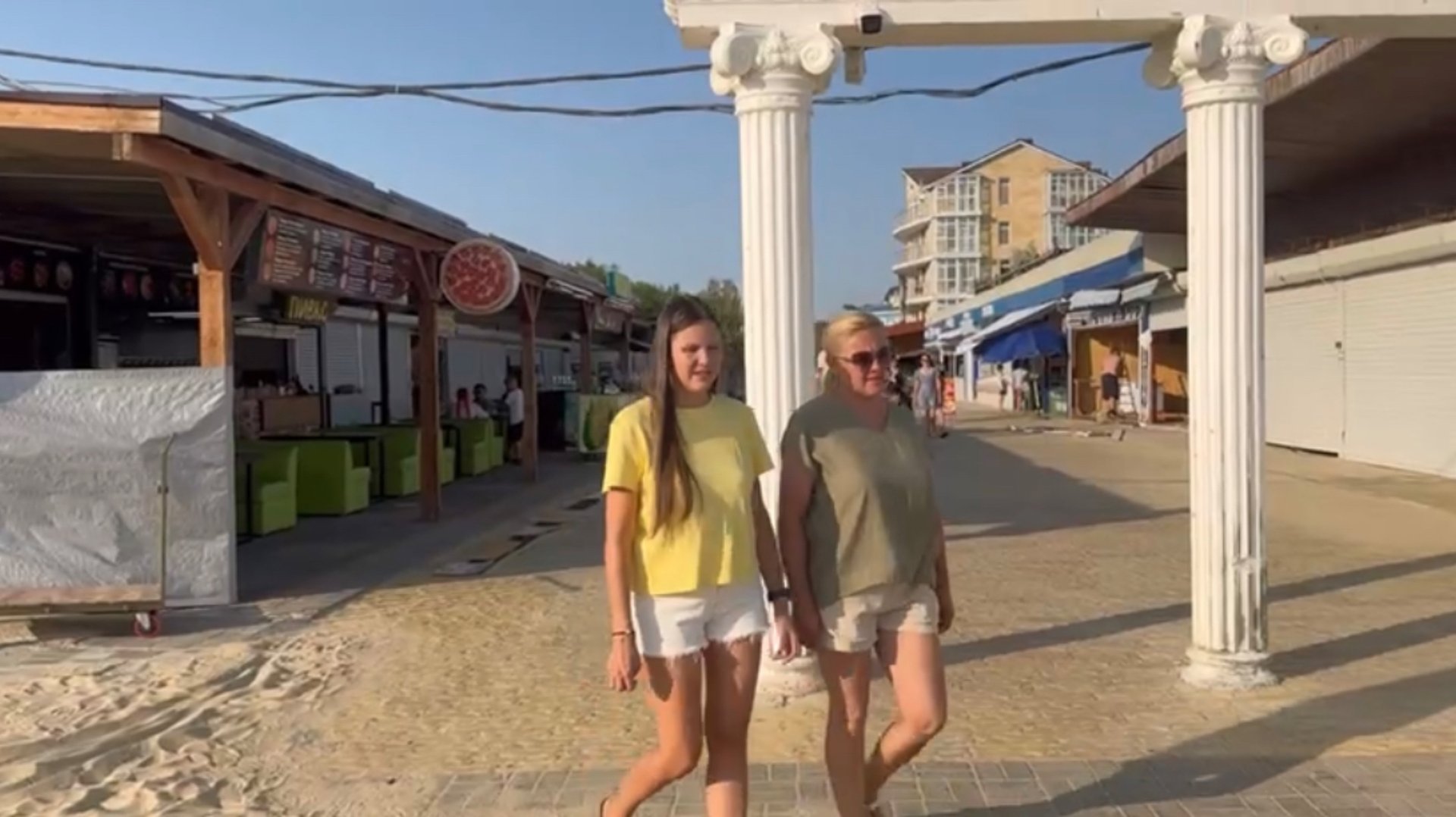 Идем на пляж в Витязево по Паралии. Все купаются. смотреть онлайн