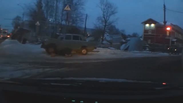 водитель не смотрит по сторонам