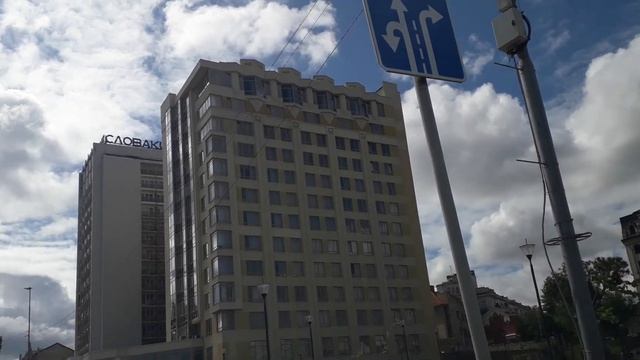 Дорожный знак есть, разметки нет.