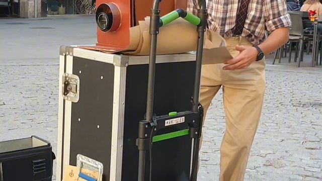 В Валенсии туристов удивляют съёмкой на старинный фот