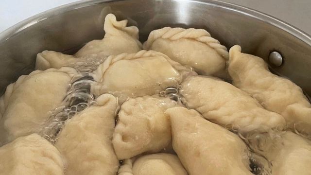 КАК и СКОЛЬКО ВАРИТЬ ВАРЕНИКИ, ЧТОБЫ ОНИ НЕ СЛИПЛИСЬ и смотреть онлайн