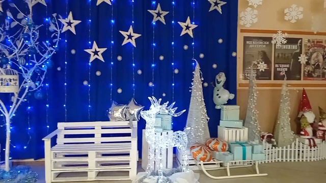 Покупаем елку и спешим на праздник.Петрушка в декабре.