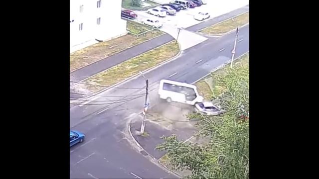 Проигнорировал знак УСТУПИТЬ ДОРОГУ и столкнулся с М