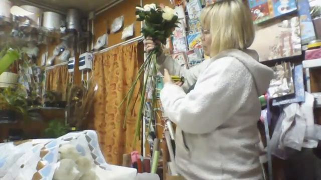 Общаемся и распаовка цветов в цветочном  магазине "ЦВЕ