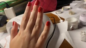 Делаю маникюр сестре первый раз ✌🏻😂🙈