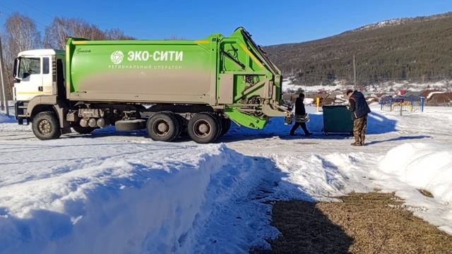 МУСОРОВОЗ ВЫГРУЖАЕТ МУСОРНЫЙ БАК💪🔥🤟😎